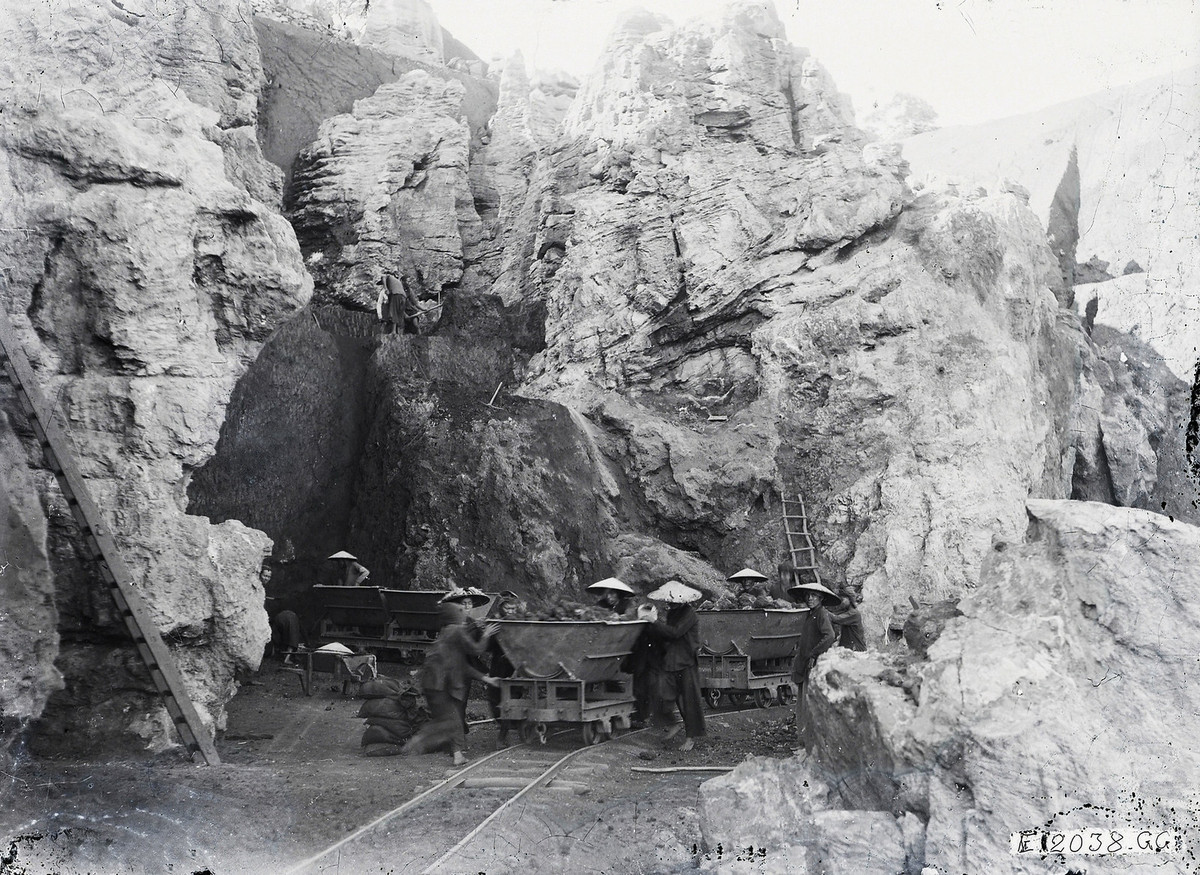 Công nhân vận chuyển quặng thô vừa khai thác về khu vực phân loại bằng xe goòng.