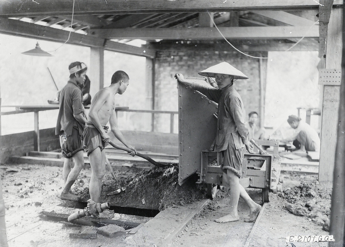 Bên trong xưởng lắng cơ học.