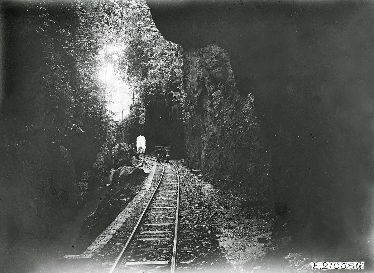 Tuyến đường sắt vận chuyện quặng chạy qua hẻm núi.