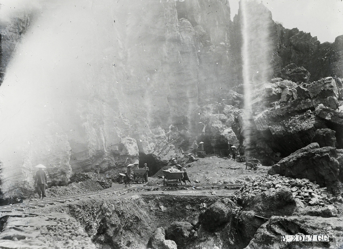 Một góc mỏ chì kẽm với những khối đá bị khoét sâu để khai thác quặng.