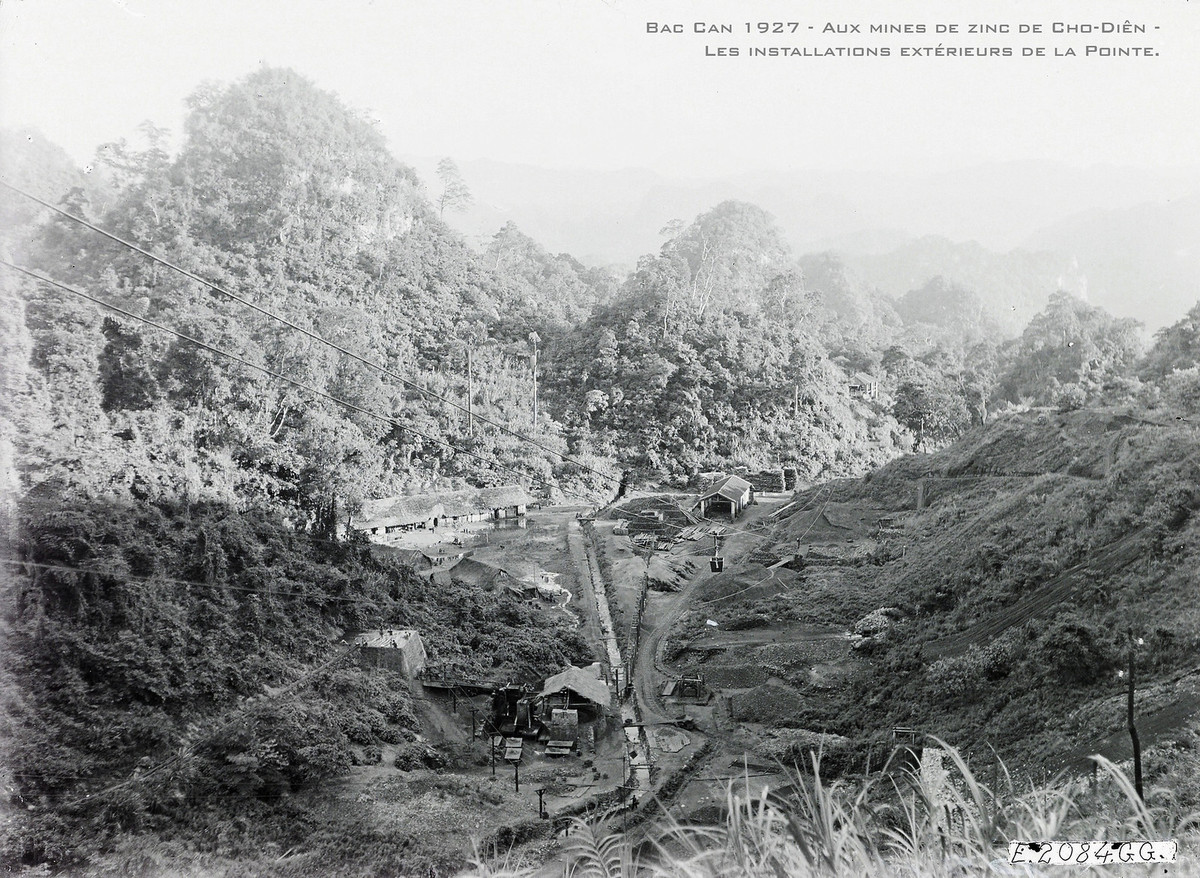 Khu mỏ nằm giữa vùng đồi núi hiểm trở.