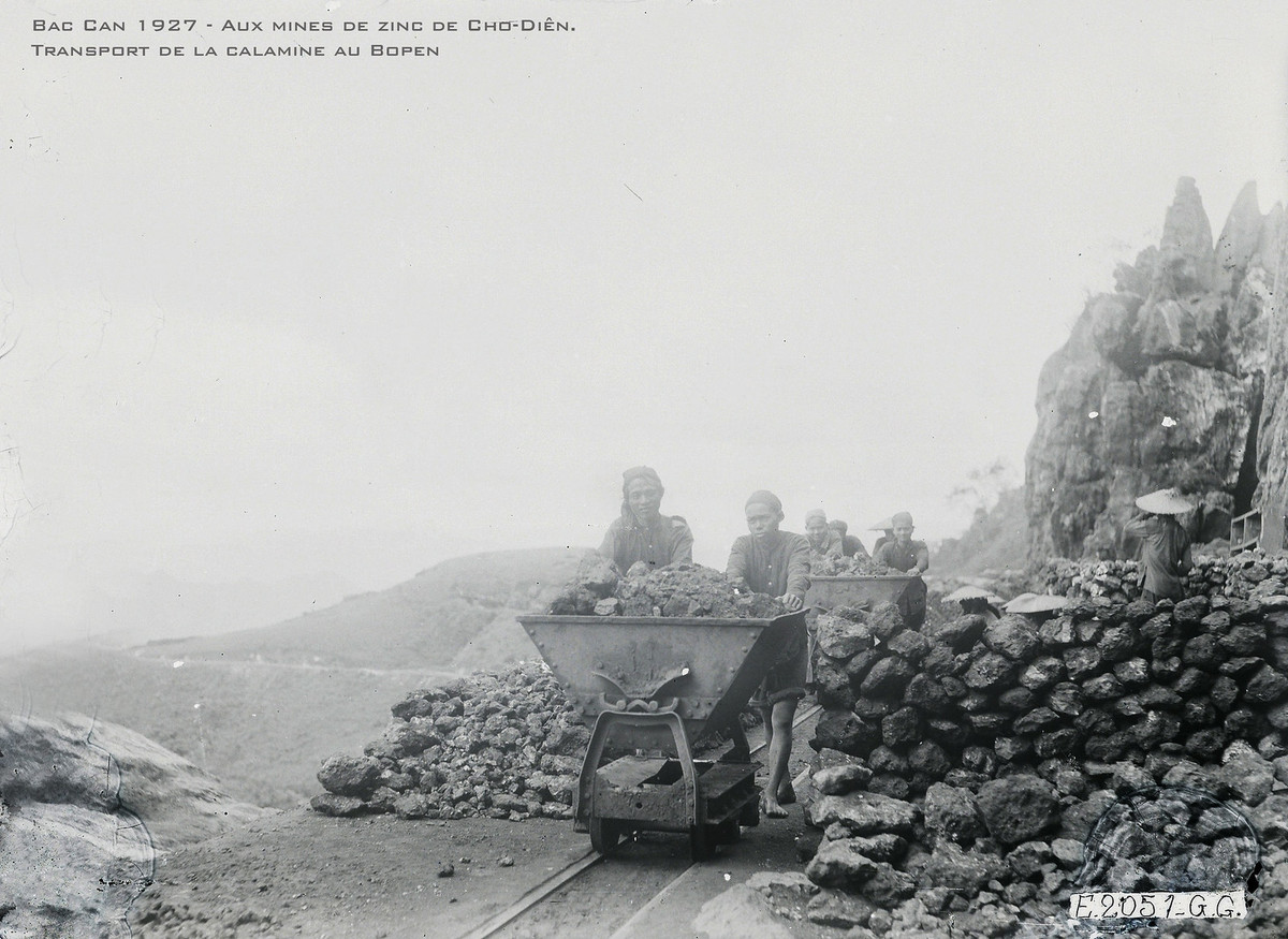 Việc vận chuyển được thực hiện bằng sức người, hai người đẩy một xe ở những đoạn dốc.