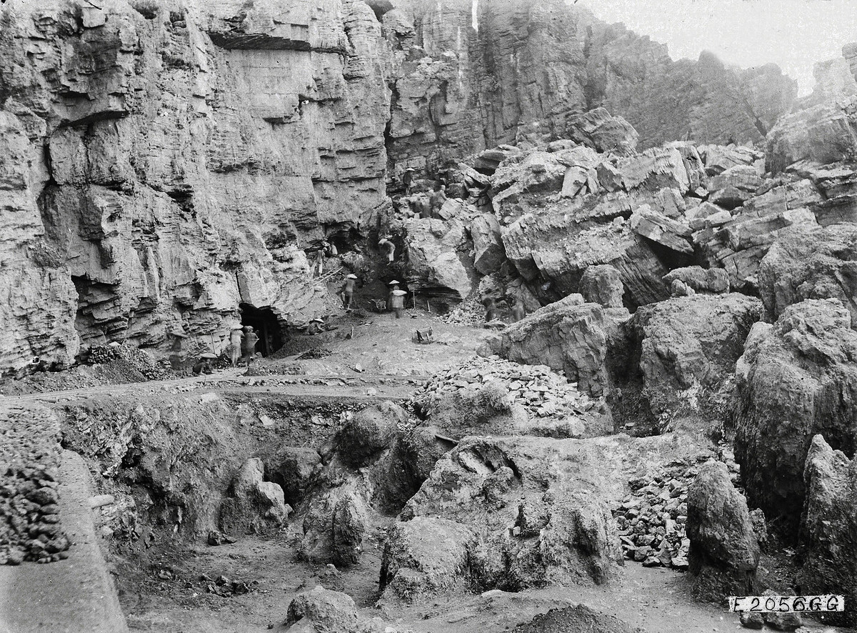 Cận cảnh một điểm khai thác quặng.