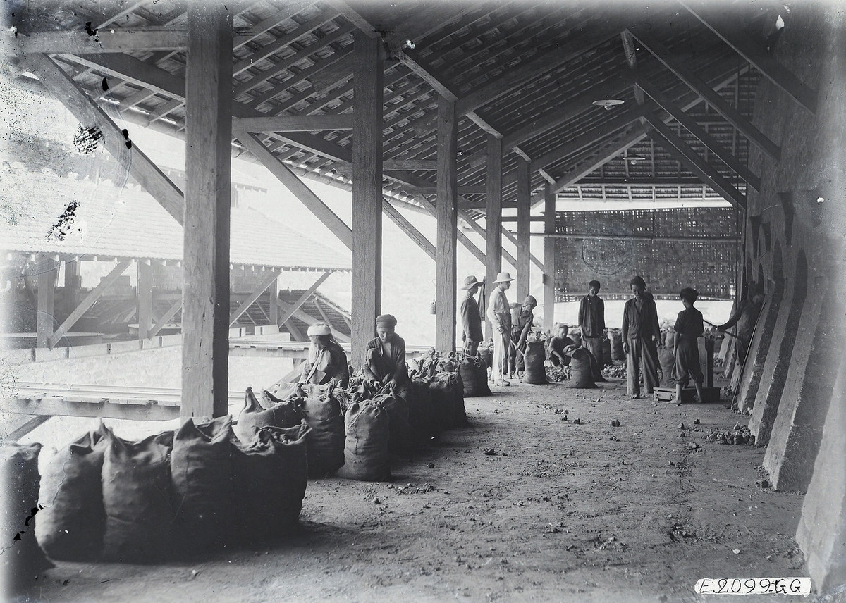 Khung cảnh tại lò nung.