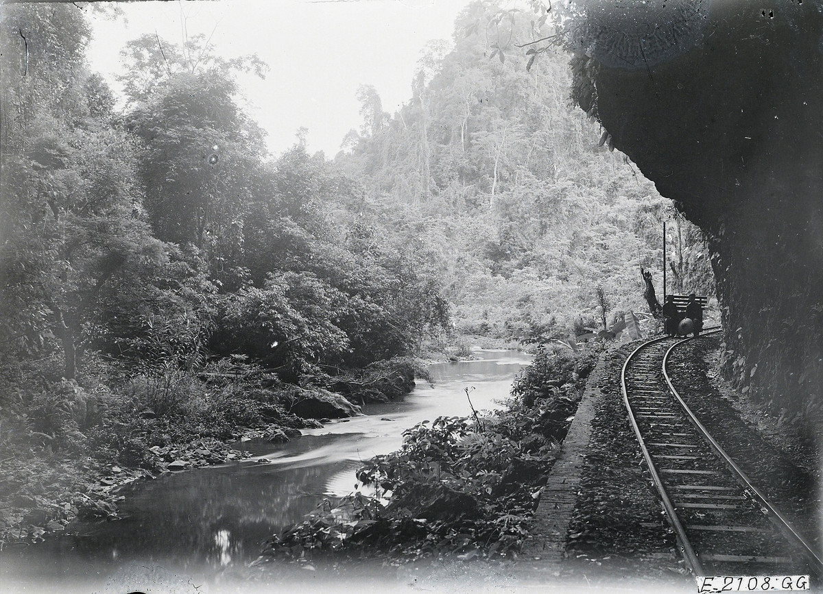 Bên suối Bản Thi.