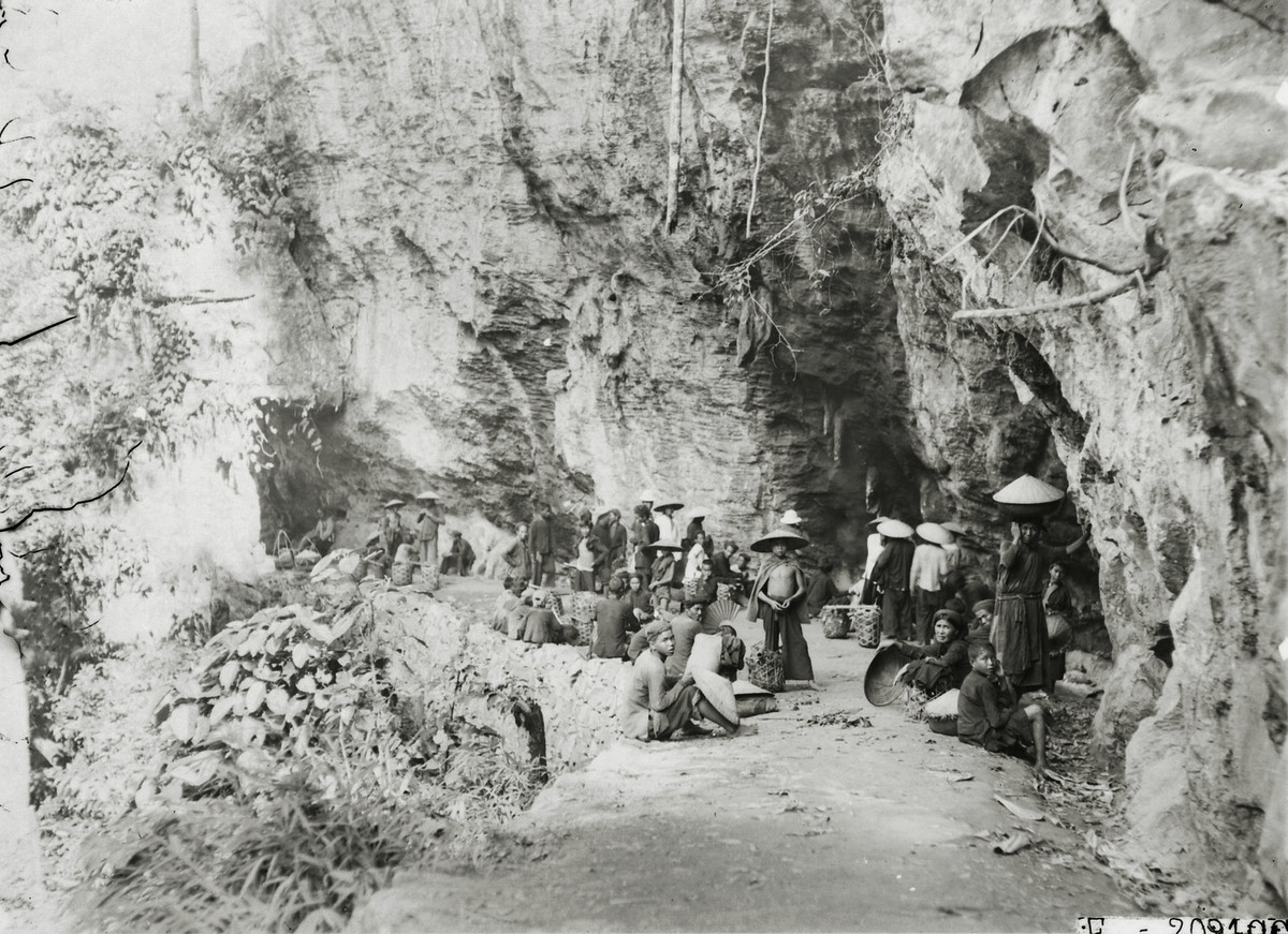 Họp chợ gần mỏ Chợ Điền.