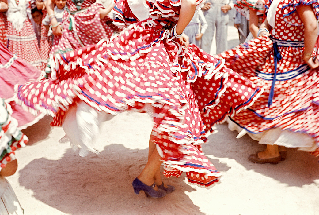 Điểu nhảy của các cô gái trong đám rước Romeria del Rocio ở Sevilla, 1955.