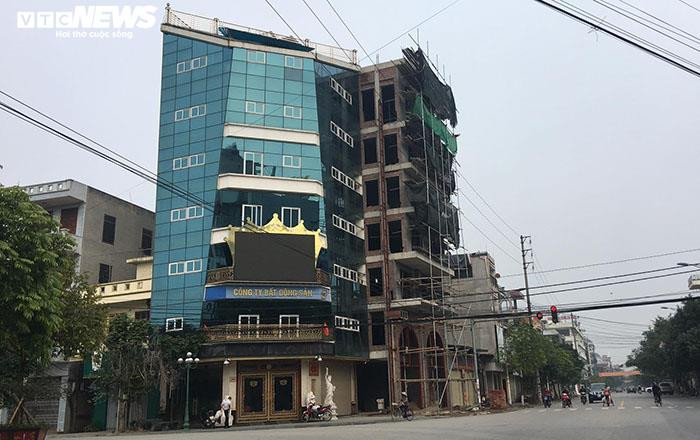 Danh vo mat, khoi to roi dinh chi vu an: Noi uat uc cua hang xom Duong 