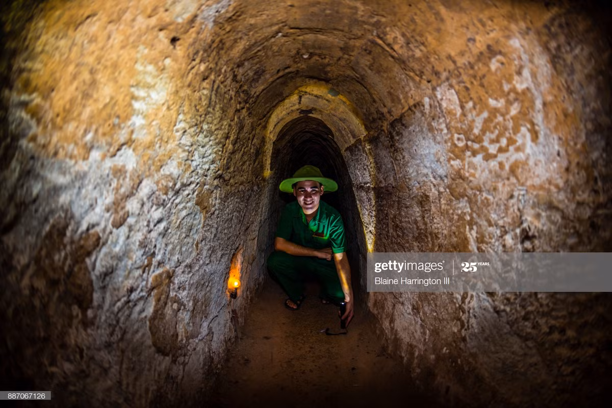 Các lối đi trong địa đạo rất nhỏ hẹp, chỉ đủ cho một người có thể hình nhỏ di chuyển. Phần lớn binh sĩ Mỹ thời chiến tranh Việt Nam không thể chui vào các lối đi này.