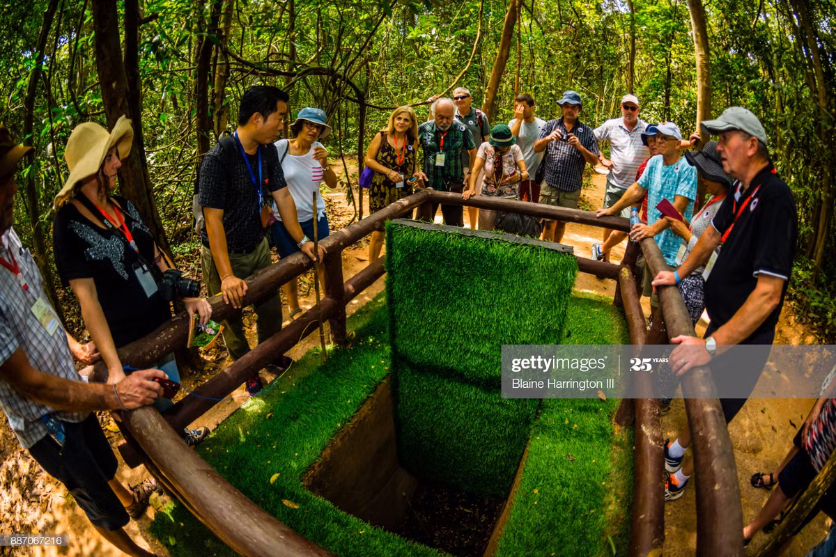 Các du khách quan sát một chiếc bẫy chông, loại vũ khí thô sơ từng là nỗi kinh hoàng cho quân đội Mỹ ở chiến trường Củ Chi thời chiến tranh Việt Nam.