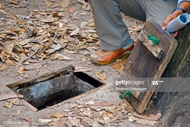 Lối vào địa đạo rất nhỏ và được ngụy trang giống với nền đất.