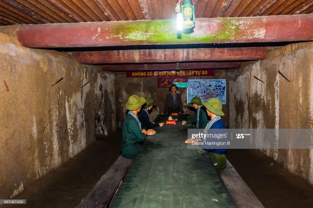 Một phòng họp dưới lòng đất, có sức chứa hàng chục người.