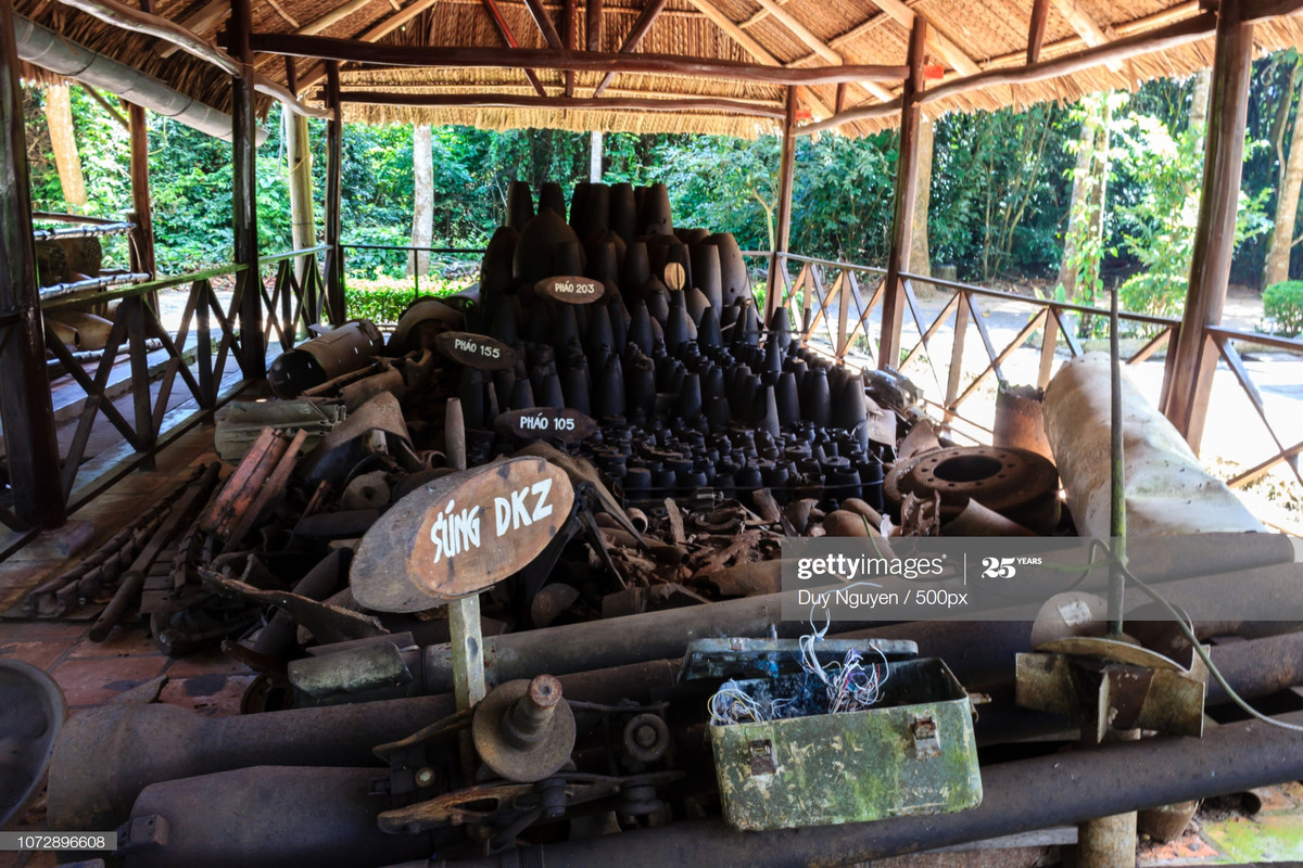 Khu trưng bày phế tích chiến tranh, gồm nhiều loại vỏ bom đạn, các loại súng, bộ phận xe cơ giới... ở Củ Chi.
