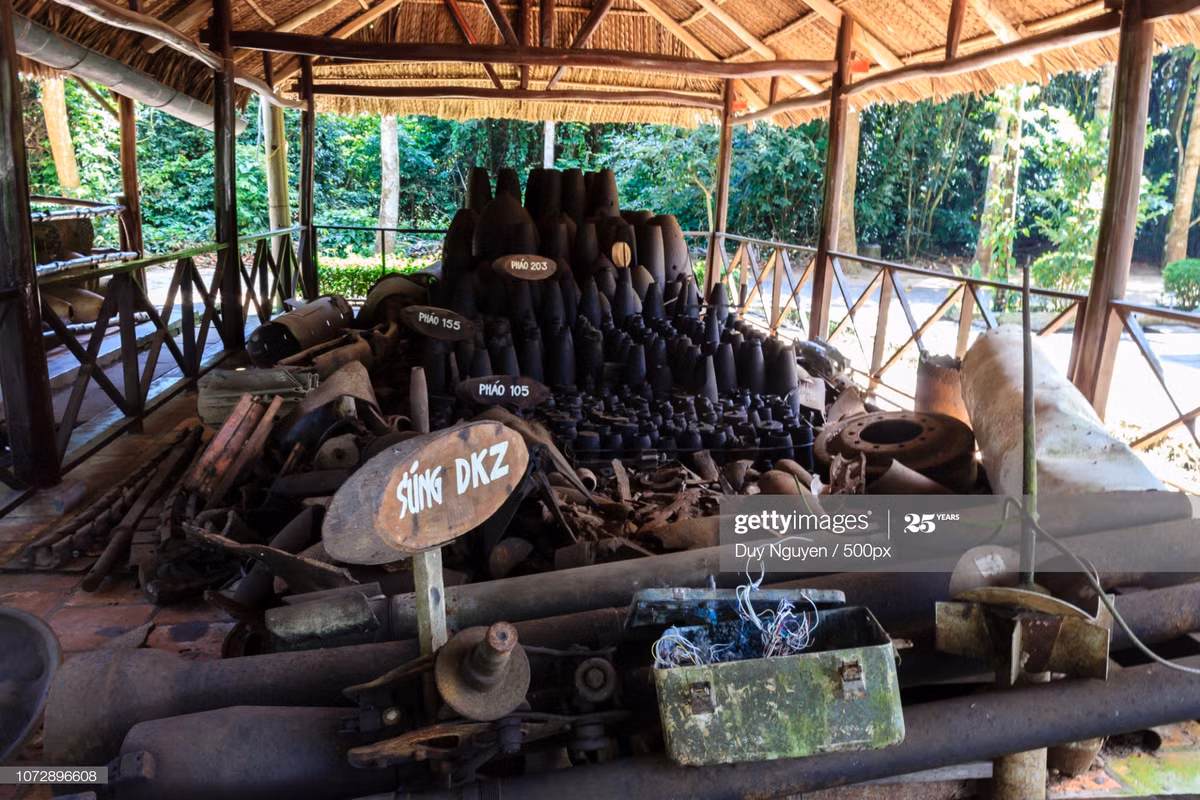 Khu trưng bày phế tích chiến tranh, gồm nhiều loại vỏ bom đạn, các loại súng, bộ phận xe cơ giới... ở Củ Chi.