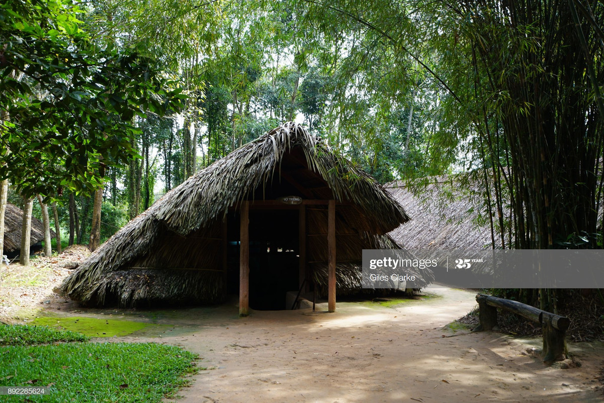 Khu lán trại được xây dựng kiểu bán ngầm.