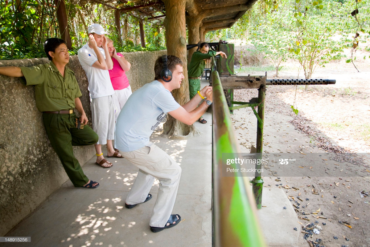Trường bắn đạn thật với nhiều loại súng được sử dụng thời chiến tranh Việt Nam, địa điểm thu hút nhiều khách nước ngoài trải nghiệm.