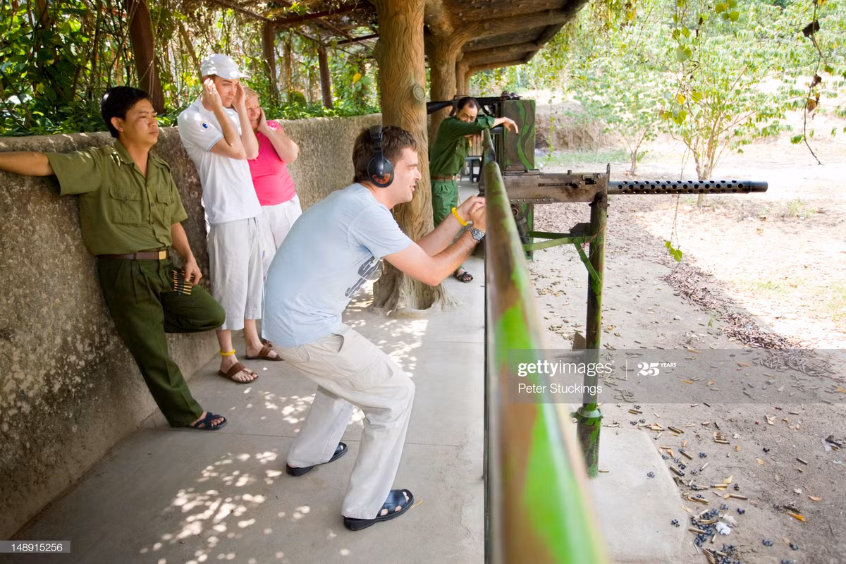 Trường bắn đạn thật với nhiều loại súng được sử dụng thời chiến tranh Việt Nam, địa điểm thu hút nhiều khách nước ngoài trải nghiệm.