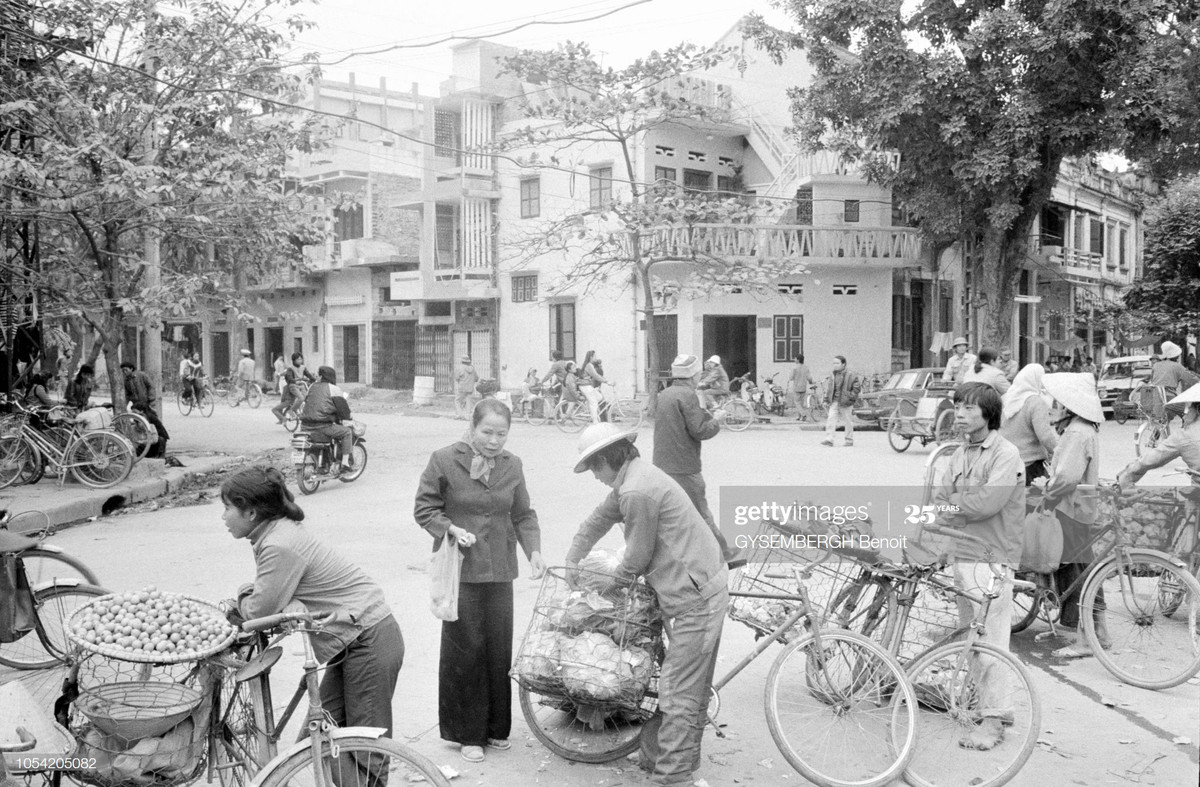 Những người bán rau quả trên đường phố Hà Nội, 1989.