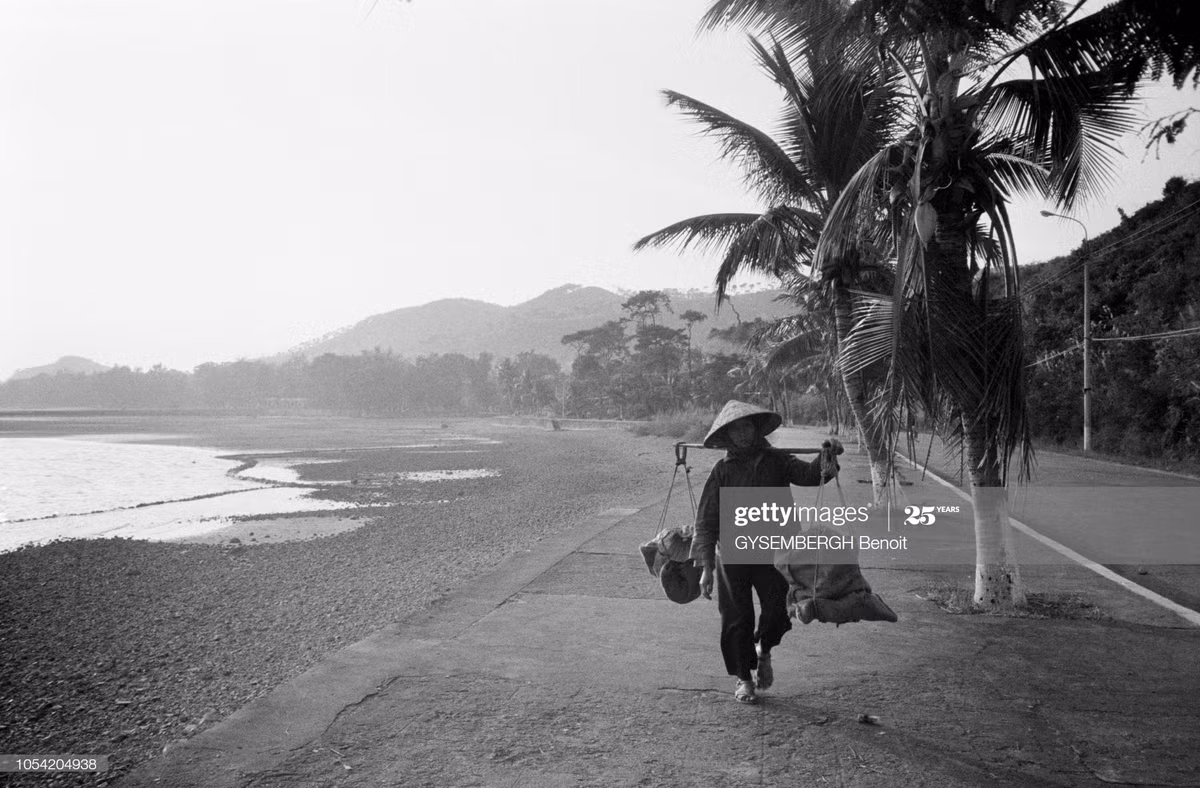 Đường bờ biển ở Bãi Cháy, Quảng Ninh năm 1989.