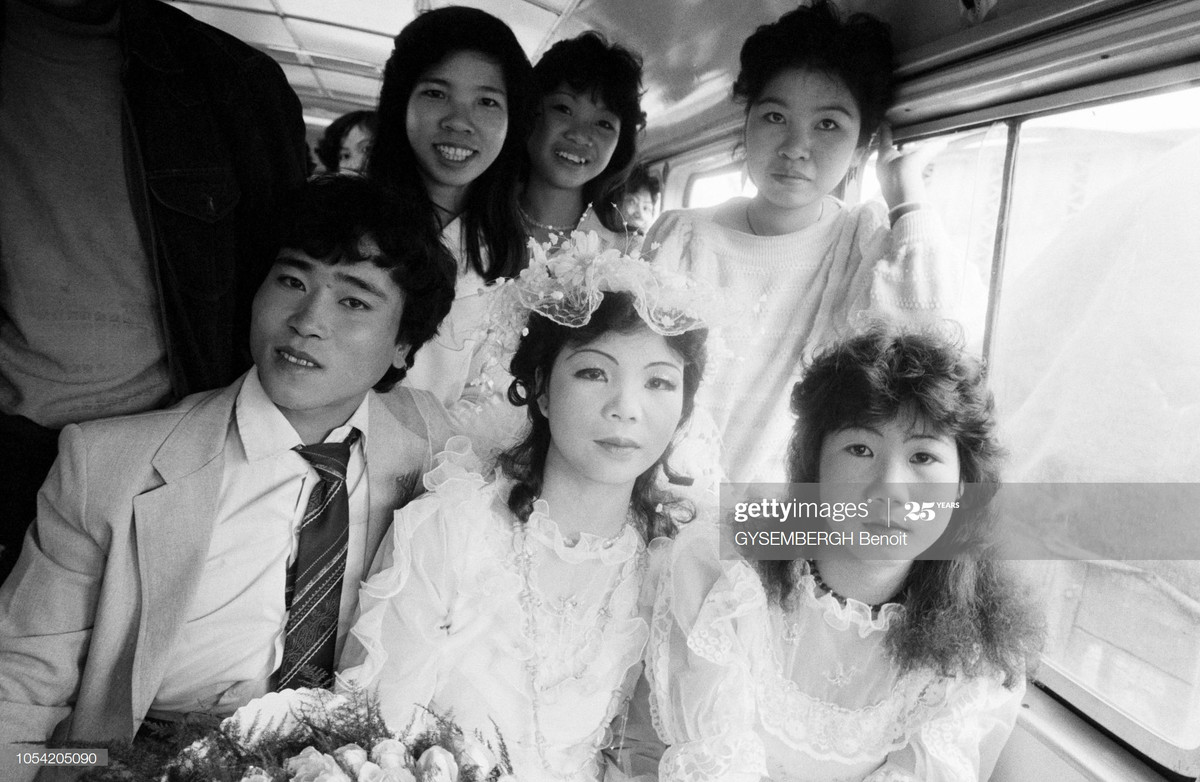 Cô dâu và chú rể cùng những người thân trong ngày thành hôn.