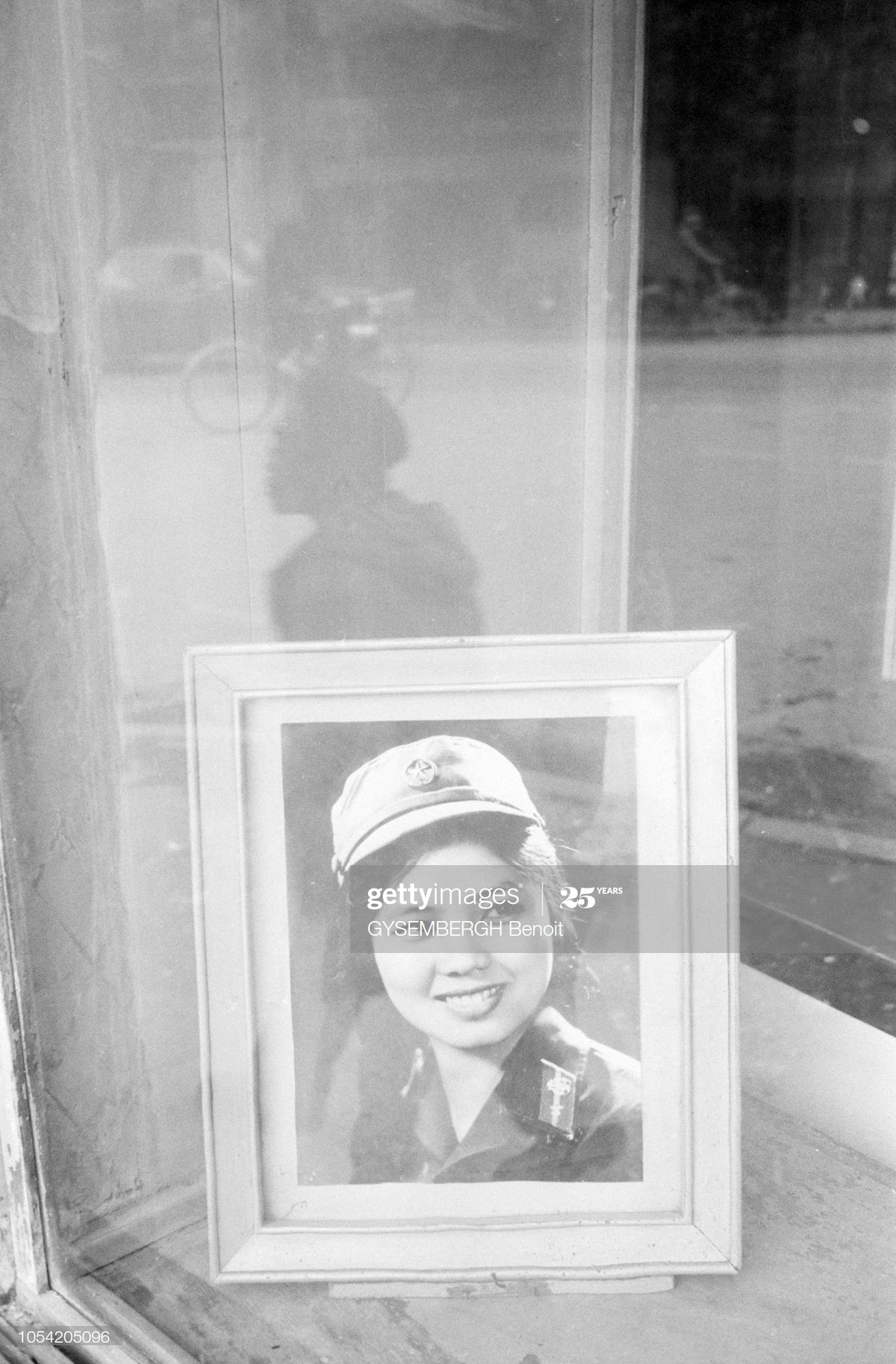 Bức ảnh sau tấm kính của một cửa hàng.