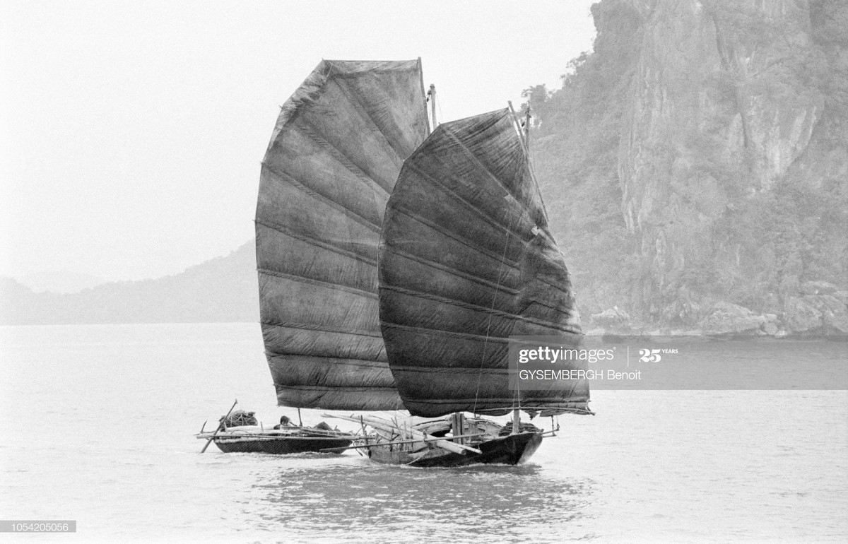 Thuyền mành trên Vịnh Hạ Long.