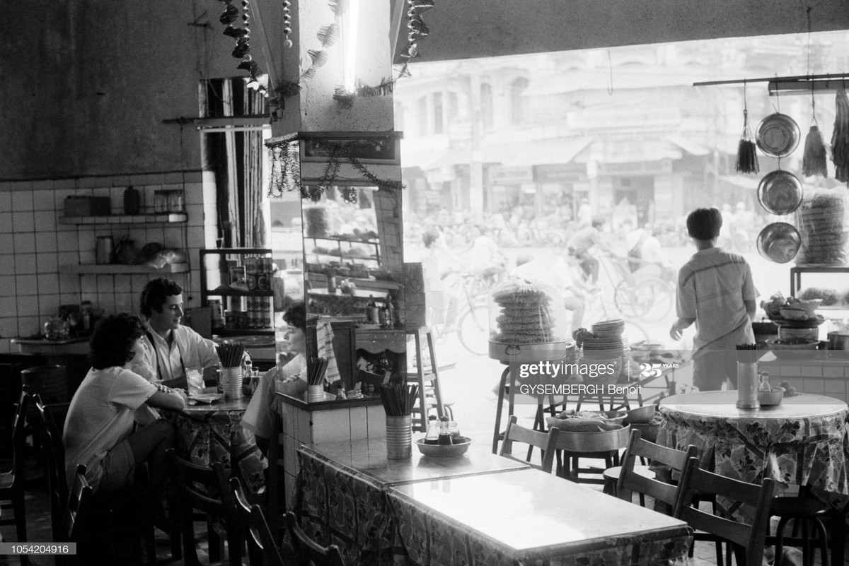 Khách phương tây ngồi trong một quán ăn ở TP HCM.