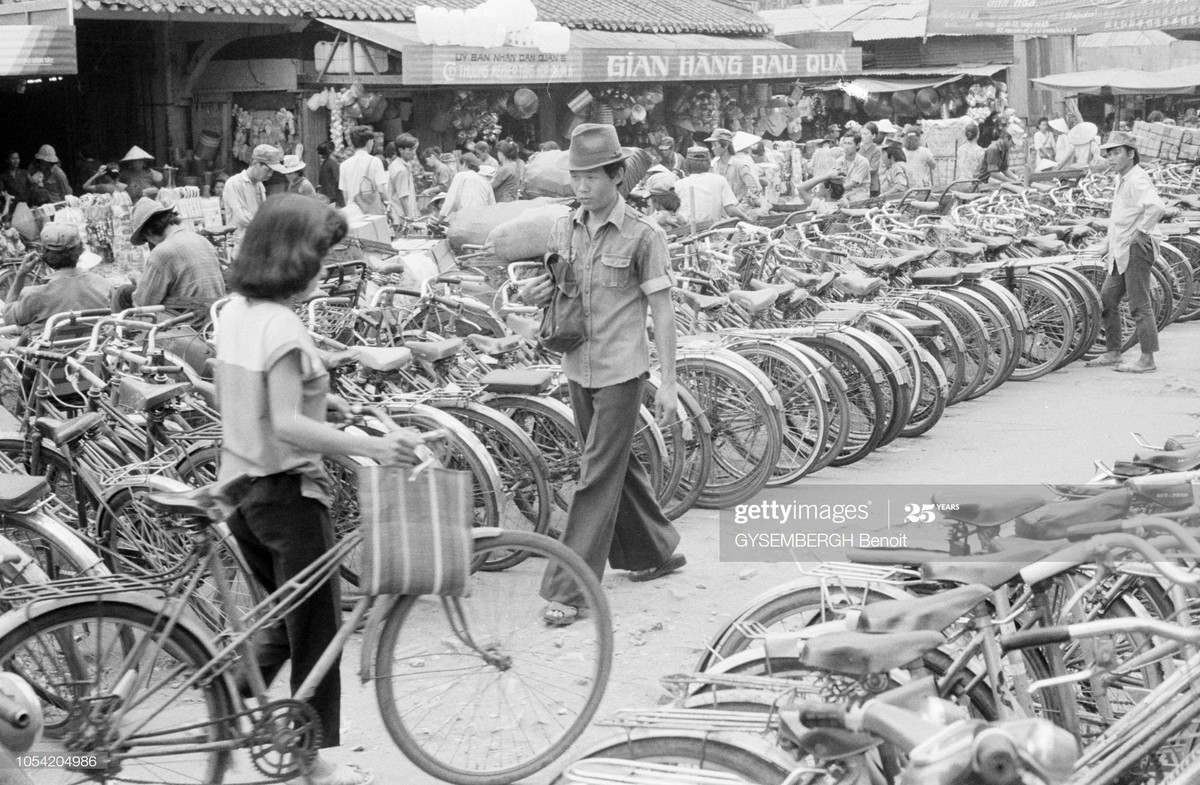 Bãi để xe ở chợ Bình Tây, quận 5, TP HCM năm 1989.