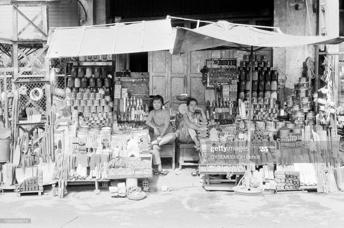 Hai phụ nữ tại cửa hàng bán sơn và đồ cơ khí trên vỉa hè TP HCM.