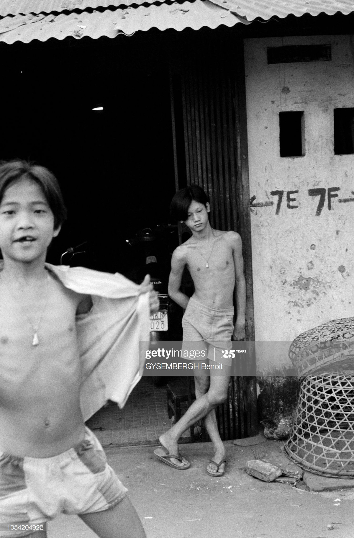 Hai thiếu niên bên ngoài một ngôi nhà.