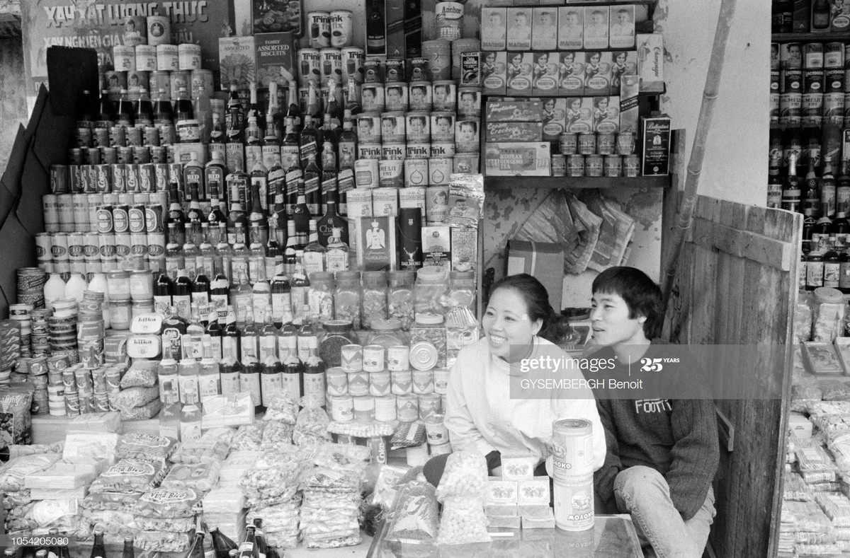 Cửa hàng bán rượu bia, bánh kẹo... nhập ngoại trên phố Hàng Buồm.