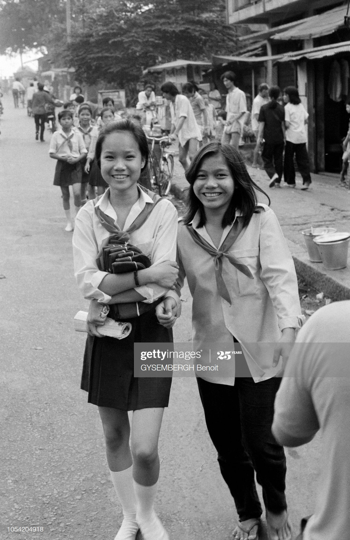 Các nữ sinh trên đường phố.