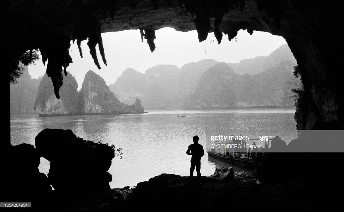 Khung cảnh nhìn từ cửa hang Đầu Gỗ ở Vịnh Hạ Long, Quảng Ninh năm 1989.