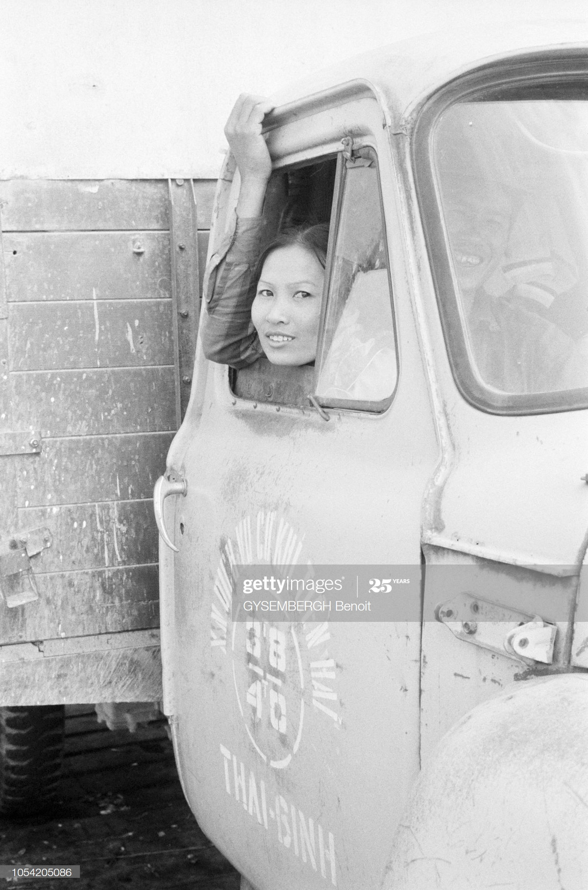 Người phụ nữ nhìn ra ngoài từ ca-bin một chiếc xe tải.