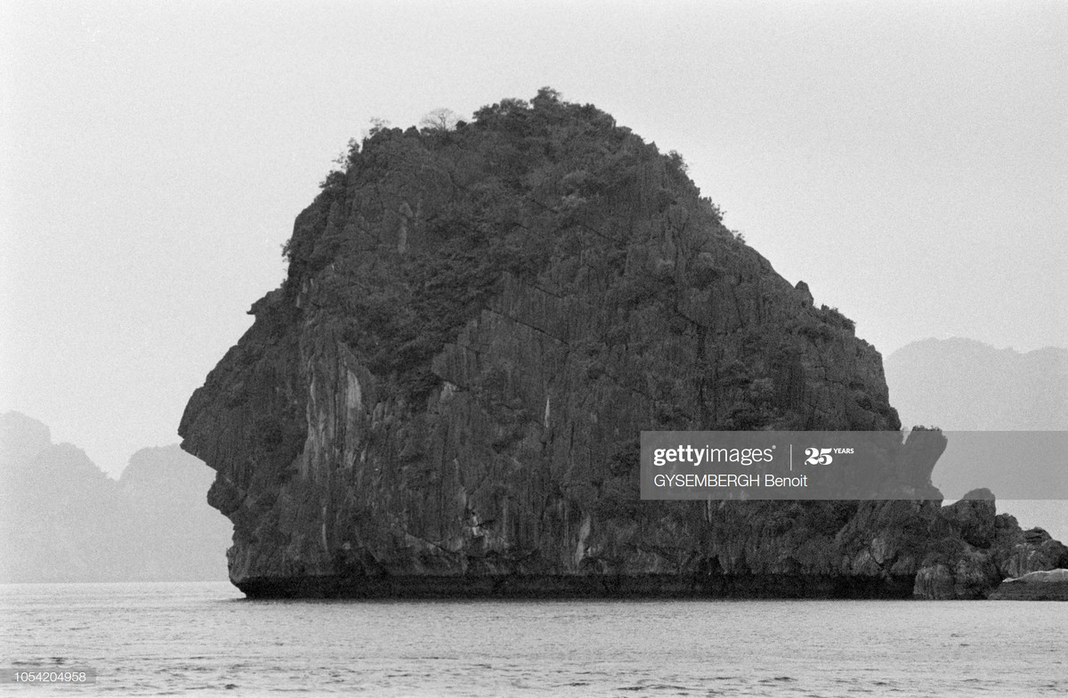 Một đảo đá ở Vịnh Hạ Long.