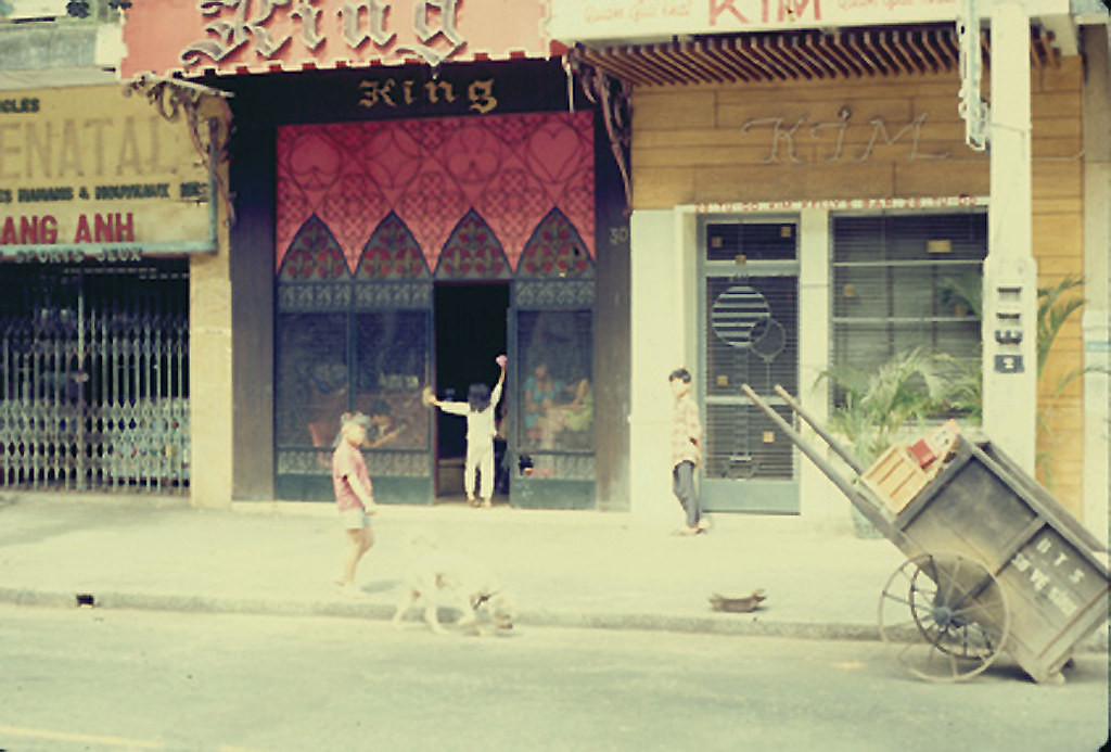 Bên dưới chiếc vương miện là bộ cửa được trang trí khá cầu kỳ với tông màu đỏ chủ đạo, 1968.