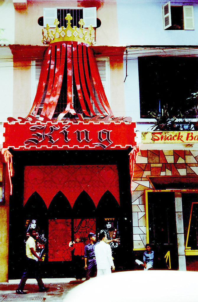 Cận cảnh chiếc vương miện đỏ chóe của quán bar King năm 1965. Ảnh: Tsna.org.‎