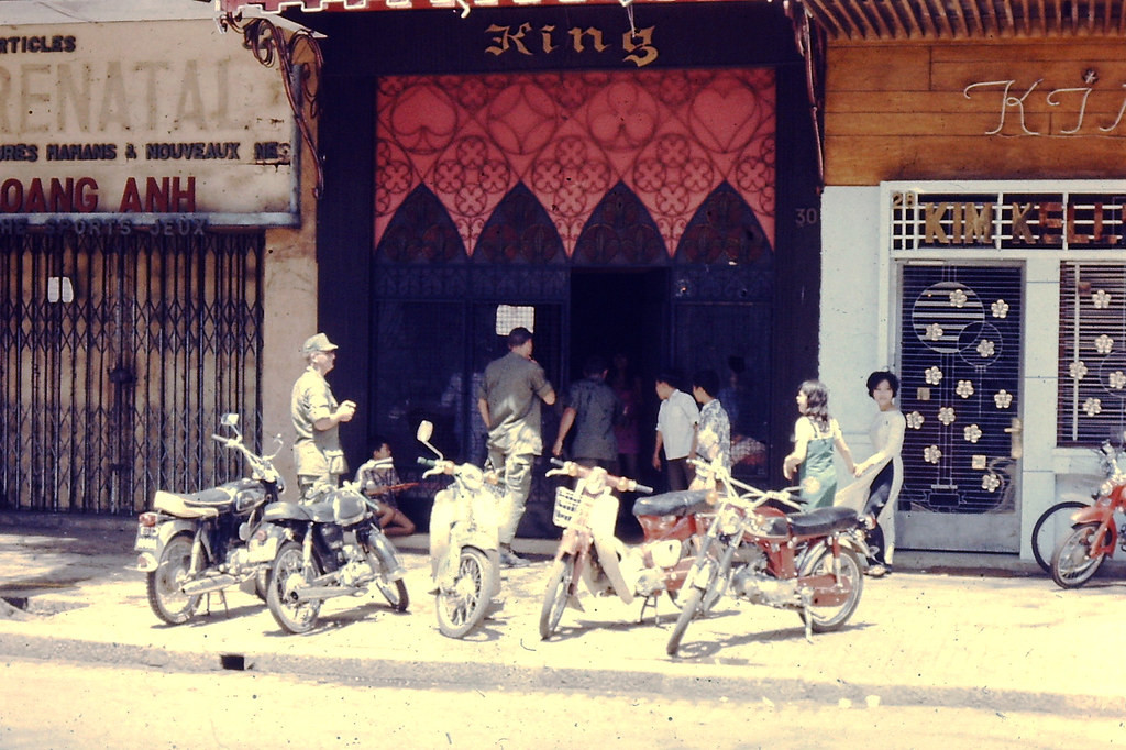 Khung cảnh tại quán bar King năm 1969. Quán là địa điểm lui tới quen thuộc của các sĩ quan Mỹ.