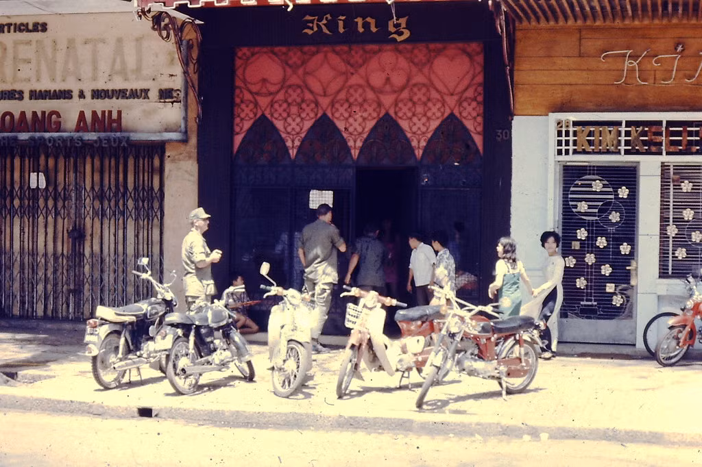 Khung cảnh tại quán bar King năm 1969. Quán là địa điểm lui tới quen thuộc của các sĩ quan Mỹ.