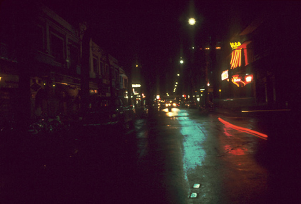 Đường Tự Do vào một buổi tối năm 1969, phía xa là ánh đèn neon rực rỡ tỏa ra từ chiếc vương miện của quán King. Ảnh: James A. Brosman Collection.