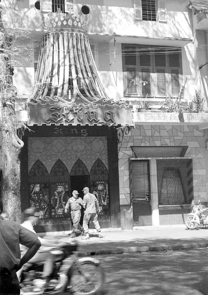 Một bức ảnh đen trắng về quán bar King năm 1965. Ảnh: Donald F. Harrison Collection.