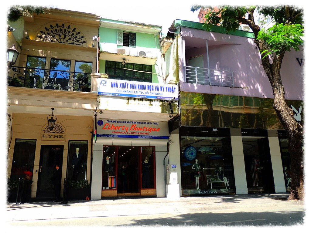 Nhà số 30 Đồng Khởi vào năm 2013 là một cửa hàng sách và chi nhánh Nhà xuất bản Khoa học và Kỹ thuật tại TP HCM. Ảnh: Nguyentich Nghia's Flickr.