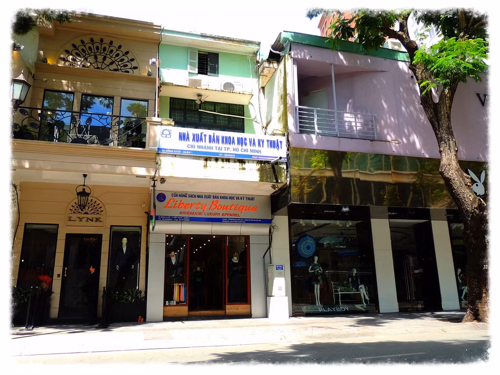 Nhà số 30 Đồng Khởi vào năm 2013 là một cửa hàng sách và chi nhánh Nhà xuất bản Khoa học và Kỹ thuật tại TP HCM. Ảnh: Nguyentich Nghia's Flickr.