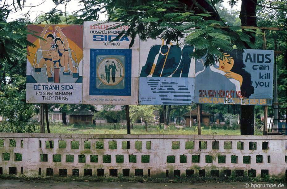 Pa-nô cổ động phòng chống đại dịch HIV/AIDS ở thị xã Cao Bằng năm 1993. Ảnh: Hans-Peter Grumpe.