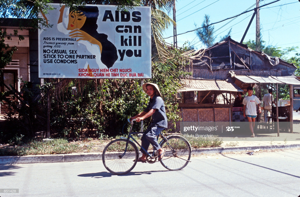 Một pa-nô bằng tiếng Anh với khẩu hiệu nổi bật "AIDS can kill you" (AIDS có thể giết bạn) ở Đà Nẵng năm 1993. Ảnh: Paula Bronstein/Liaison.