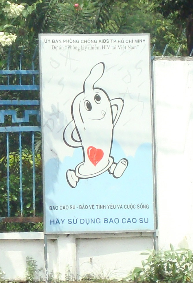 "Hãy sử dụng bao cao su", một pa-nô mang hình ảnh khá vui nhộn, TP HCM năm 2009. Ảnh: Eye Magazine.