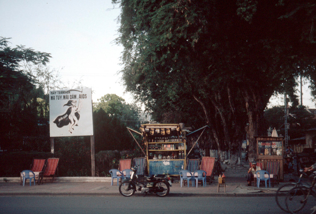 "Hãy tránh xa ma túy, mại dâm, AIDS", một pa-nô gây ấn tượng với hình ảnh thần chết mang thân hình một phụ nữ khỏa thân năm 1997. Ảnh: Eye magazine.