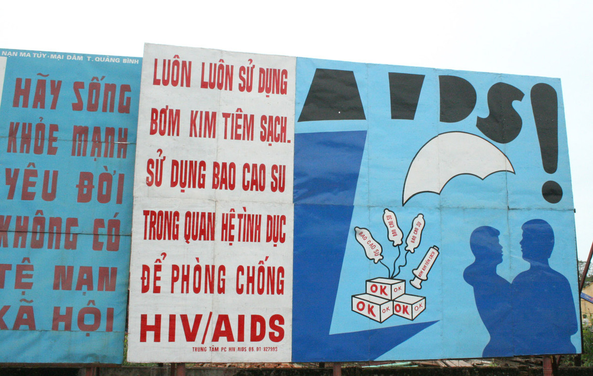 Pa-nô cổ động chống HIV/AIDS do một du khách ghi lại trên tuyến đường Hồ Chí Minh, 2010. Ảnh: Brendan Nee. Mời quý độc giả xem video: 3 đường lây truyền mạnh nhất của virus Corona. Nguồn: VTC Now