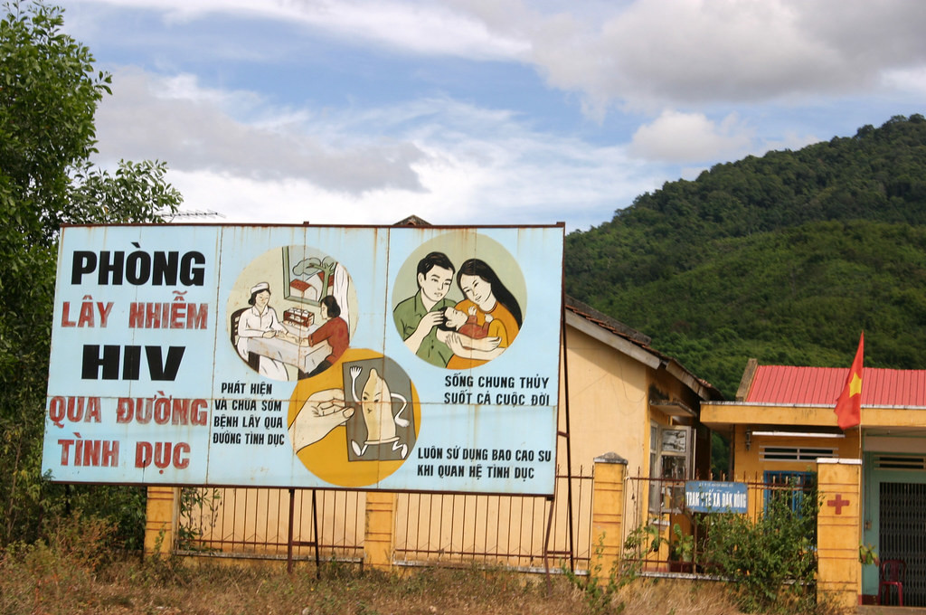 Pa-nô nội dung "Phòng lây nhiễm HIV qua đường tình dục" tại một trạm y tế trên đường Hồ Chí Minh, 2004. Ảnh: Sensaos's Flickr.