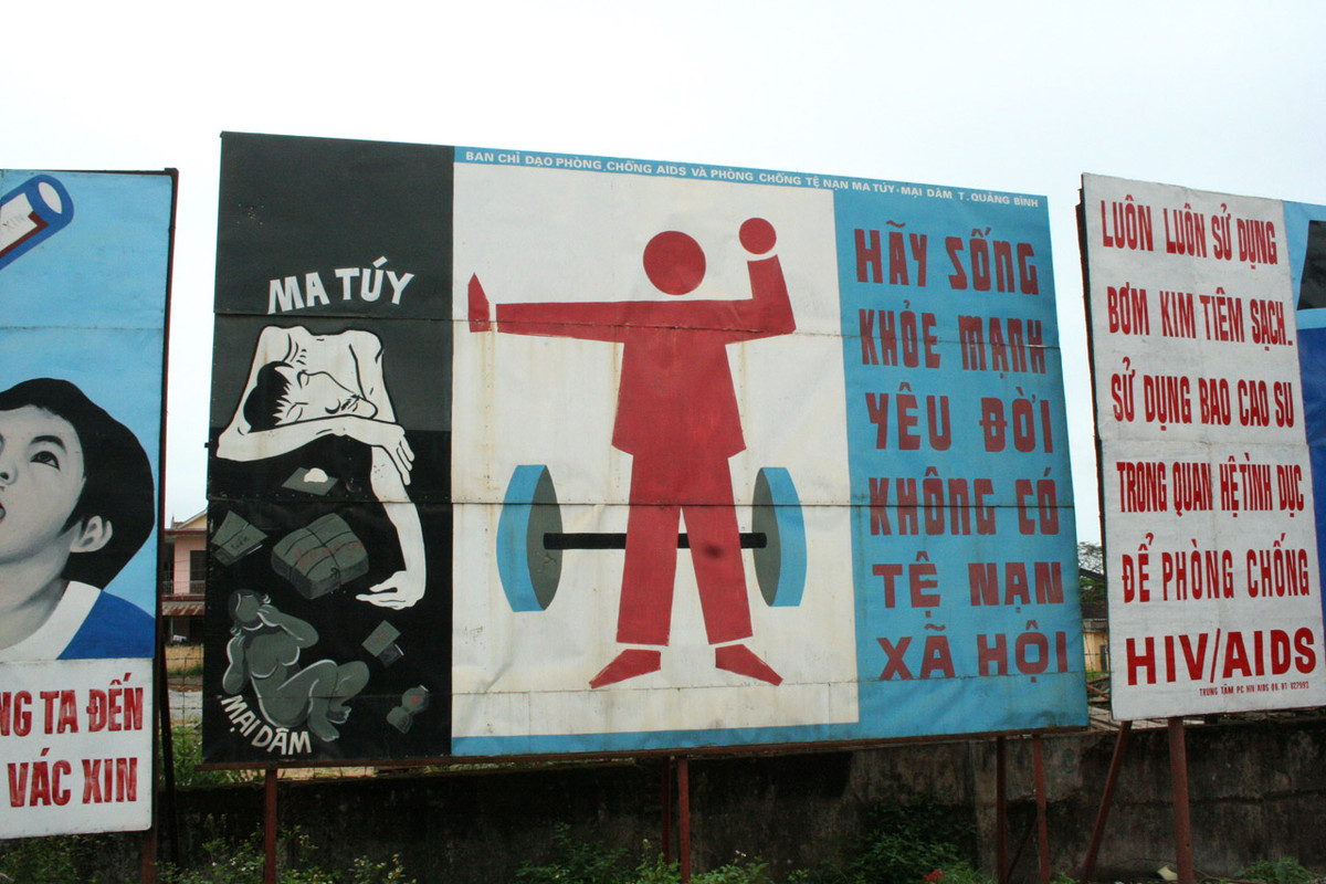 Pa-nô cổ động chống HIV/AIDS do một du khách ghi lại trên tuyến đường Hồ Chí Minh, 2010. Ảnh: Brendan Nee.